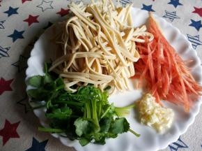豆腐皮，胡萝卜切丝，香菜切段，大蒜切粒。