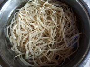 豆腐皮焯水煮软用凉水寖泡。