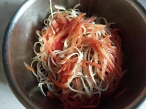 胡萝卜焯水，豆腐皮控干水装盆。