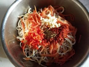 放蒜粒，辣椒面，红椒粒，调料面。