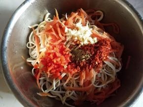 放蒜粒，辣椒面，红椒粒，调料面。