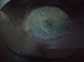 锅里到入适量油烧热。