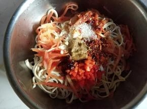 热油浇在辣椒面和蒜粒上，然后放芝麻酱，蚝油。盐，白糖适量。