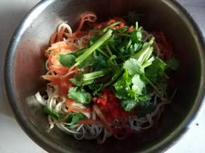 最后放上香菜段拌匀。