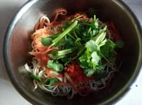 最后放上香菜段拌匀。