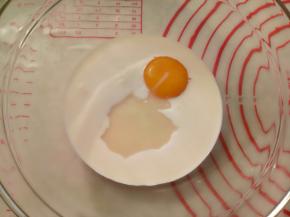 将炼乳、淡奶油和蛋黄放入干净的碗中。