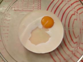 将炼乳、淡奶油和蛋黄放入干净的碗中。