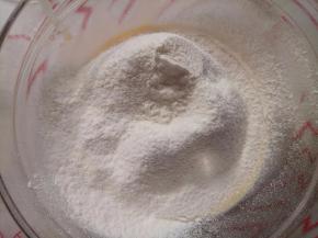 低筋面粉与小苏打混合后筛入碗中。