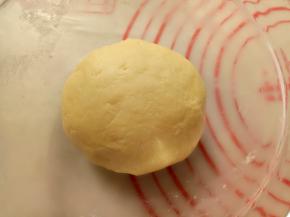 用刮刀拌至无干粉（或者戴上手套揉成团），做好以后放入碗中盖上保鲜膜放冰箱冷藏30分钟。