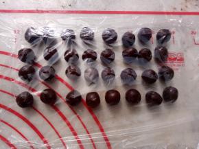 这个期间准备豆沙馅，搓成32个2.5克的小球，盖保鲜膜备用。