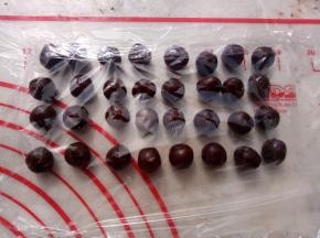 这个期间准备豆沙馅，搓成32个2.5克的小球，盖保鲜膜备用。