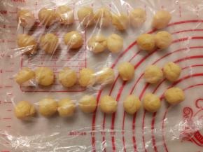 面团从冰箱取出后，分32个7克的面团，同样分好用保鲜膜盖好防止干裂。