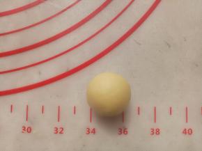 包好以后收口朝下，团成圆形。