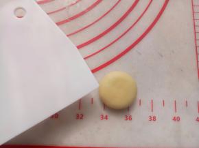 借助刮板压扁。