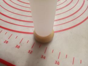 用擀面杖的头部压一下，让面团的表面凹下去（如果不这样做，一会烤的时候表面会鼓起来）。