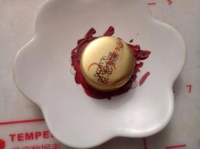 找一个大小合适的瓶盖在红色色素上蘸一下，让瓶盖的边缘蘸上颜色。