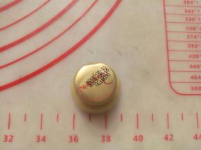 把瓶盖放在面团上轻轻压一下。