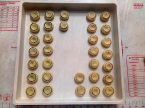 把做好的象棋烧果子放入阳晨中国红碳钢正方形烤盘里。