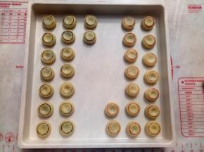 把做好的象棋烧果子放入阳晨中国红碳钢正方形烤盘里。