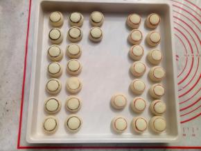 烤箱160度预热10分钟后把烤盘放入，中下层160度烤15分钟（烤箱脾气不同，后几分钟注意观察上色情况）。