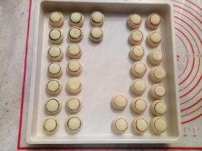 烤箱160度预热10分钟后把烤盘放入，中下层160度烤15分钟（烤箱脾气不同，后几分钟注意观察上色情况）。