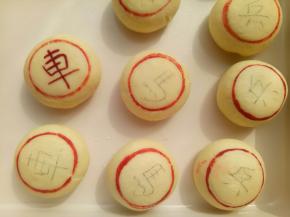 烤好后用食用铅笔先写个样板，再用细毛笔蘸色素描一下就可以了。