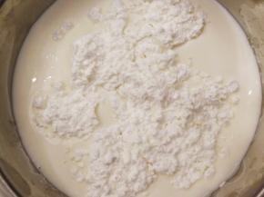 牛奶，白糖，玉米淀粉放进奶锅里面，用蛋抽搅打均匀，无干粉状态