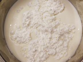 牛奶，白糖，玉米淀粉放进奶锅里面，用蛋抽搅打均匀，无干粉状态