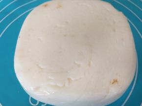 冷藏好后，把奶糕倒扣在垫子上