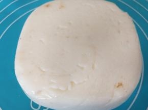冷藏好后，把奶糕倒扣在垫子上