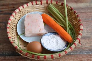 1、准备好食材，磷虾肉提前取出来解冻，胡萝卜去皮洗净，芹菜择去叶子，清洗干净。