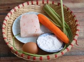 1、准备好食材，磷虾肉提前取出来解冻，胡萝卜去皮洗净，芹菜择去叶子，清洗干净。