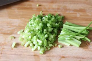 2、芹菜切成碎末，方便宝宝咀嚼。