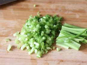 2、芹菜切成碎末，方便宝宝咀嚼。