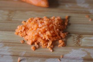 3、胡萝卜切成碎末，备用。