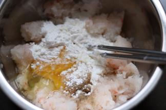 4、磷虾肉放入碗里，加入少许料酒、黑胡椒粉、盐、淀粉、鸡蛋，搅拌均匀。