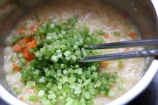 5、加入芹菜末、胡萝卜碎。