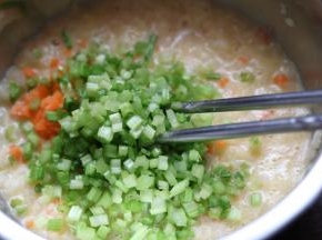 5、加入芹菜末、胡萝卜碎。