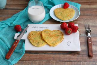 9、搭配热牛奶，草莓，美美的营养早餐。