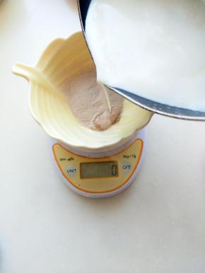 牛奶煮沸倒入布丁粉中