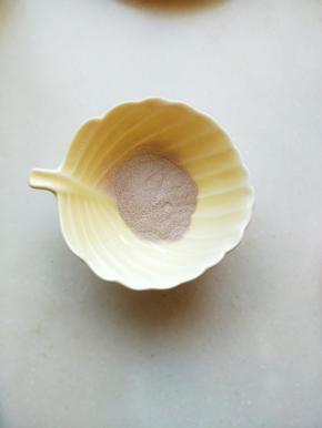 碗中放入巧克力布丁粉