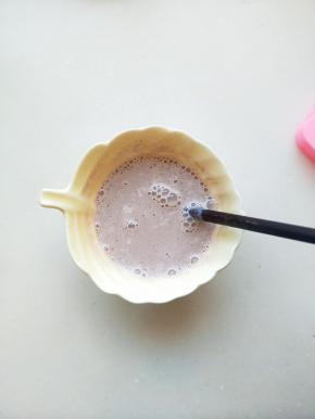 用筷子迅速搅拌融化