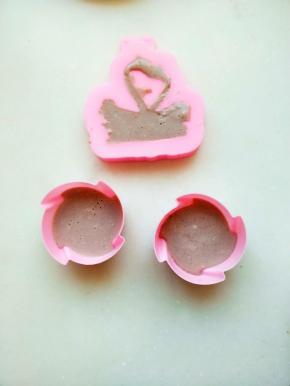 硅胶天鹅模具洗干净控干水份乘热倒入巧克力布丁液，要想口感更加细腻请过筛一下。