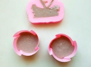 硅胶天鹅模具洗干净控干水份乘热倒入巧克力布丁液，要想口感更加细腻请过筛一下。