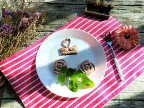 轻轻一磕就倒出来了，美美滴吃起来，模具一点都不粘哦。