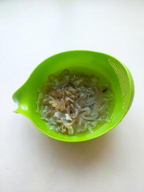 海蜇丝需要用清水泡去盐味