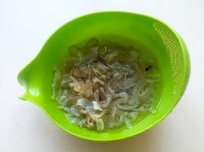 海蜇丝需要用清水泡去盐味