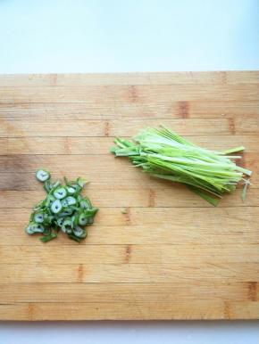 切一点葱花，蒜苗切成丝。