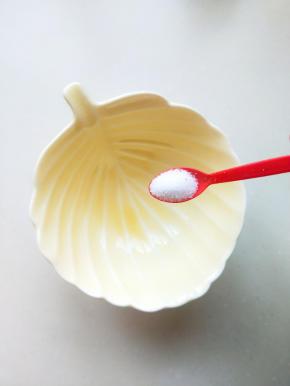 准备一个空碗放入盐