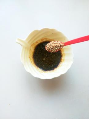 放入白芝麻搅拌均匀